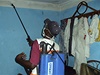 Zdravotník rozstikuje dezinfekci v píbytku lovka, jen piel do kontaktu s virem ebola.
