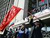Prorutí demonstranti ped sídlem oblastní správy v Doncku.