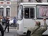 Prorutí demonstranti házejí kameny po autobusu ukrajinského ministerstva vnitra (Charkov, 8. dubna).