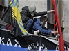 Separatisté vyvují vlajky na obsazenou vládní budovu v Doncku.