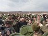 Severokorejský vdce Kim ong-un pozuje s dstojníky Korejské lidové armády.