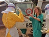 Pracovníci organizace Lékai bez hranic instruují, jak se správn chránit ped nákazou virem ebola.