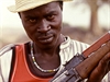 Typická pedstava o Africe. Mu a vrná útoná puka AK 47.