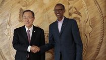 Generln tajemnk OSN Pan Ki-mun a rwandsk prezident Paul Kagame (vpravo) na pietnm obadu k dvacetiletmu vro genocidy. 