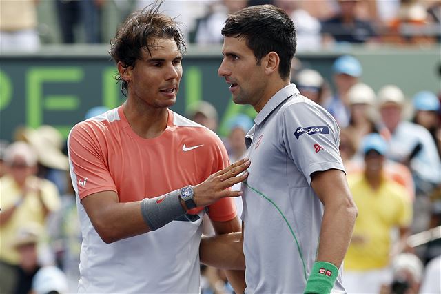 Rafael Nadal (vlevo) a Novak Djokovi.