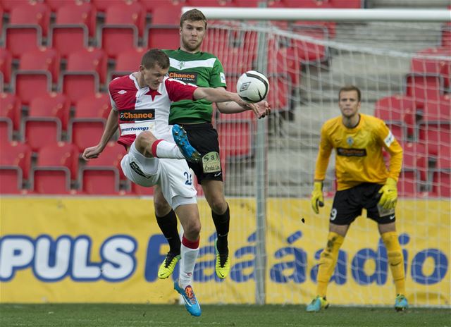 Zleva Tomá� Necid ze Slavie a Filip Novák z Jablonce bojují o mí� p�ed jabloneckým branká�em Romanem Vale�em.