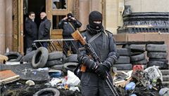 Ozbrojenci tonci se zmocuj ednch budov na vchod Ukrajiny