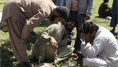 Mu� na�íká nad smrtí svého otce.