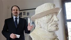 Kurátor výstavy Tomáš Pavlíček u Hrabalovy busty od sochaře Stanislava Hanzíka.