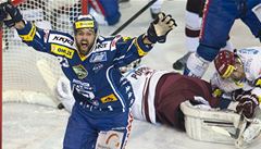 Tomá Svoboda z HC Kometa Brno se raduje z druhého gólu.