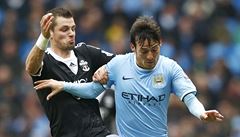 Jose Fonte ze Southamptonu (vlevo) a David Silva.