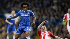 Willian (vlevo) z Chelsea, jeho� se sna�í zastavit Glenn Whelan.