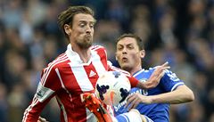 Peter Crouch (vlevo) v dresu Stoke a Nemanja Mati�.