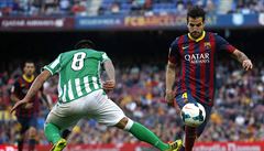 Kup�edu! Cesc Fabregas mí�í do útoku.
