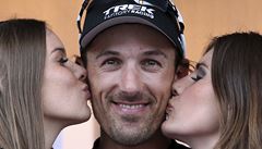 Vítz Fabian Cancellara mezi hosteskami.