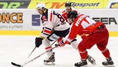 Zleva chomutovský Marek Ra�uk a David Ost�í�ek z Olomouce.