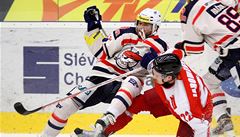 Zleva chomutovský Mark Bomersback a Jan Jarom��ský z Olomouce.