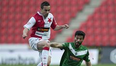 Zleva Damien Boudjemaa ze Slavie a Daniel Rossi Da Silva z Jablonce bojují o mí�.