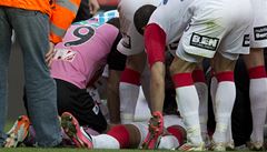 Fernando Neves ze Slavie le�í na trávníku po srá�ce s jedním z hrá�� Jablonce.