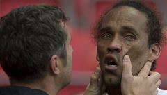 Léka� kontroluje Fernanda Nevese ze Slavie (vpravo) po srá�ce s jedním z jabloneckých hrá��.