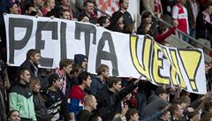 Fanouci Slavie s transparentem.
