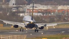 Letadlo spolenosti Ryanair pistává za silného vtru na letiti v Birminghamu.
