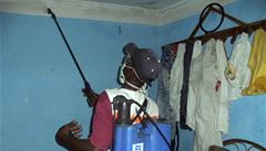 Zdravotník rozstikuje dezinfekci v píbytku lovka, jen piel do kontaktu s virem ebola.