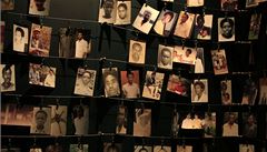 Snímky obtí genocidy ve Rwand. Bhem 100 dní byla zmasakrováno na 800 000 lidí.