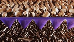 Ostatky obtí genocidy.