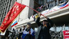 Prorutí demonstranti ped sídlem oblastní správy v Doncku.