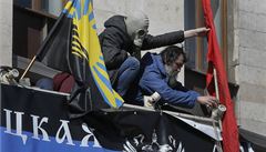 Separatisté vyvují vlajky na obsazenou vládní budovu v Doncku.