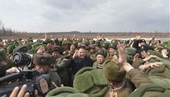 Severokorejský v�dce Kim �ong-un pozuje s d�stojníky Korejské lidové armády.
