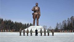 Kim �ong-un s d�stojníky Korejské lidové armády.