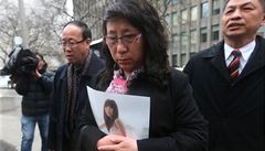 Liou Ťien-chuej (vlevo) a Ja Žu-čeng (uprostřed), rodiče zavražděné dívky Liou Čchien (na snímku).