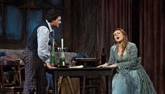 Kristine Opolaisová a Vittorio Grigolo v sobotní premiée Pucciniho opery La Bohéme v Metropolitní opee v New Yorku.