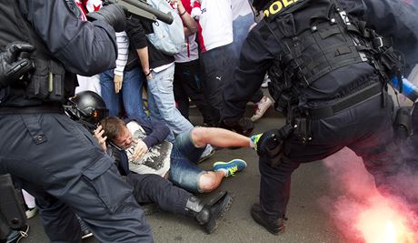 Policie bhem prvodu stovek slvistickch fanouk na Letnou zatm zadrela nebo zajistila 80 lid.