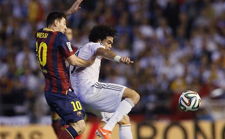 Lionel Messi (vlevo) se sna zastavit Pepeho.
