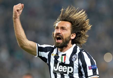 Andrea Pirlo z Juventusu slaví gól do sít Lyonu