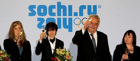 Prezident Milo Zeman se svou manelkou (vpravo) pivítali na Praském hrad leny olympijské výpravy