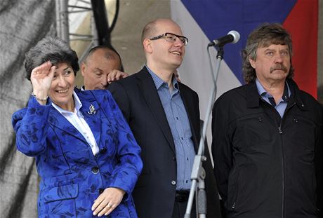 Volební kampa pro volby do Evropského parlamentu zahájila  SSD v Olomouci. Zleva místopedsedkyn Alena Gajdková, pedseda a premiér Bohuslav Sobotka a lídr pro volby do EP Jan Keller.