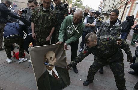 Pslunci kyjevsk domobrany ni Leninv portrt ((ilustran fotografie).