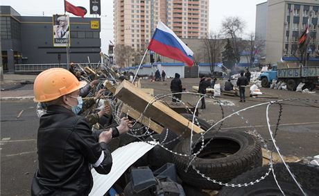 Prorutí radikálové na barikádách v Luhansku.