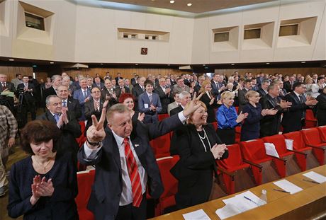 Krymtí poslanci oslavují schválení krymské ústavy.