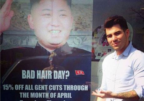 "patný úes? V dubnu 15% sleva na vekeré pánské úesy," nabízel sluby kadenictví plakát s fotkou Kim ong-una. Na snímku vedle nj pózuje syn kadeník Nabbacha Karim.
