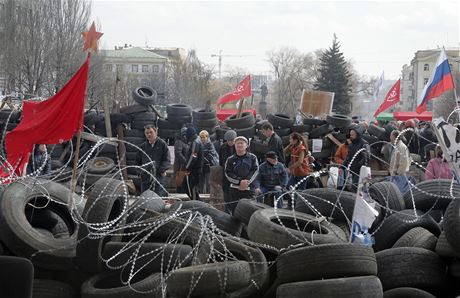 Stoupenci Ruska na barikádách v Doncku.