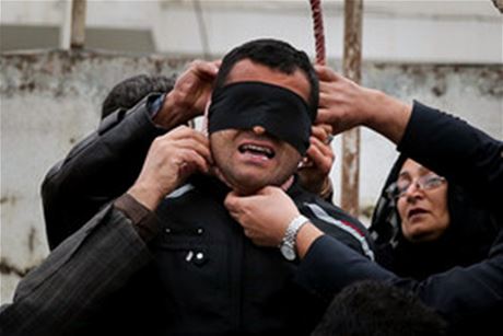 Rodie zavradného Abdulláha odstraují smyku z krku odsouzeného vraha Balála.