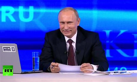 Pobavený Vladimir Putin odpovídá na otázku, jestli by ho Barack Obama zachránil, kdyby se topil.