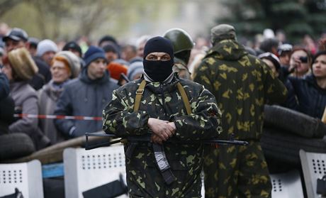 Prorutí ozbrojenci se ve Slavjansku zmocnili stovek zbraní. Rozdávají je aktivistm