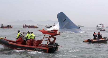 Do záchranné akce se zapojilo 34 lodí a 18 vrtulník. Jihokorejská prezidentka Pak Kun-hje na místo povolala také potápe. Voda má pouze 12 stup, v nich se podle záchraná organismus podchladí po 90 minutách.