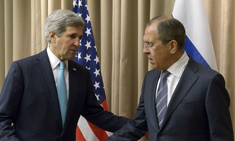 John Kerry (vlevo) a jeho ruský protjek Sergej Lavrov.